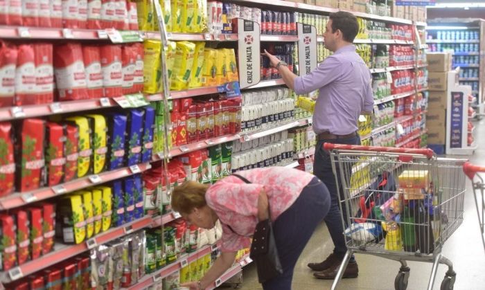 Las ventas en supermercados cayeron 1,3% en octubre, pero en mayoristas aumentaron 3,5%