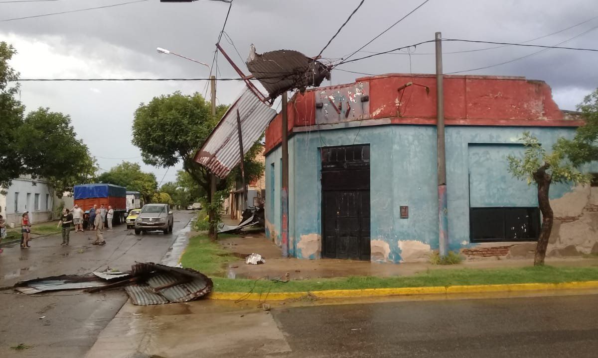 Una tormenta de agua, viento y piedra provocó daños en Huanchilla