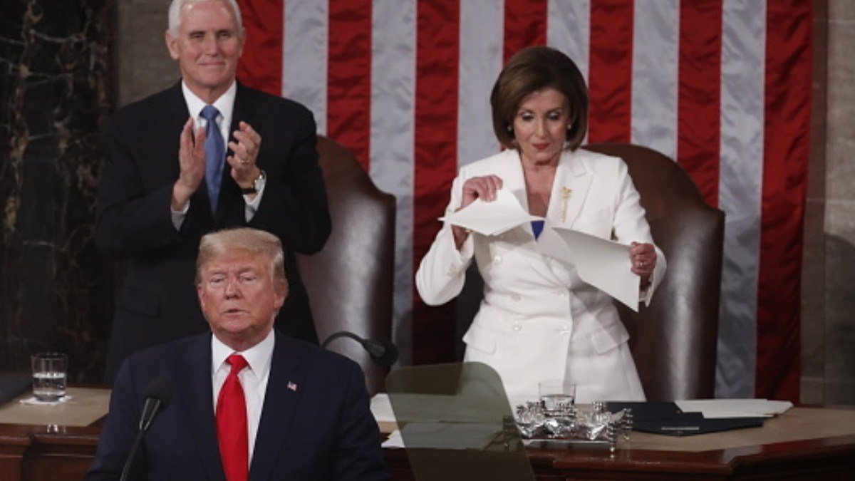 Donald Trump eludió el saludo con Nancy Pelosi y ella rompió su discurso