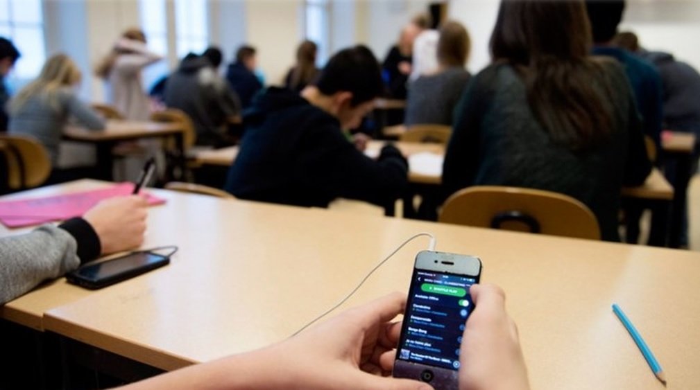 Prohíben a los alumnos usar celulares en las escuelas de Madrid