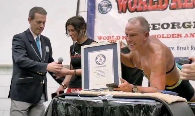 Tiene 62 años, pasó más de ocho horas haciendo la plancha abdominal y batió un récord mundial