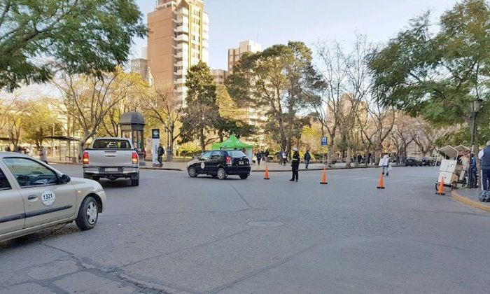 Taxistas denunciaron a dos agentes del Edecom y a una mujer del EPU por agredir con golpes a dos choferes en plaza Roca