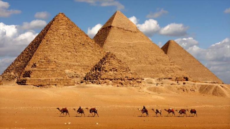 Fumigan las pirámides en Egipto por el coronavirus