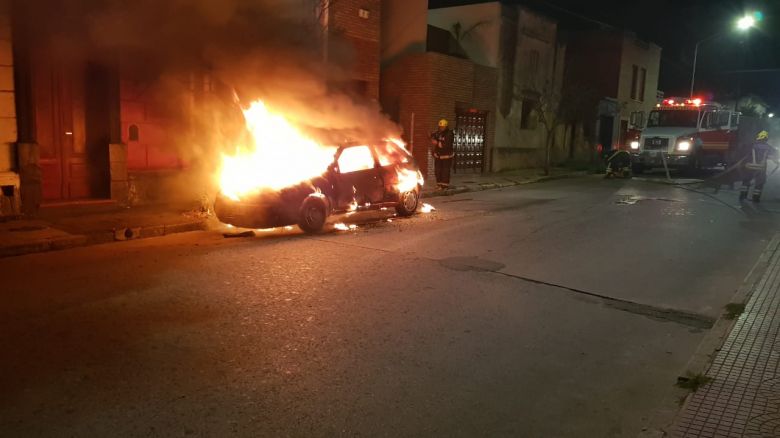 Se investiga el incendio de un vehículo en el centro de la ciudad