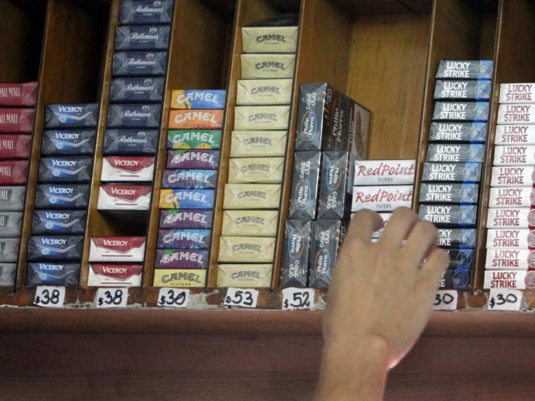 Por el faltante, comerciantes venden un paquete de cigarrillos por persona