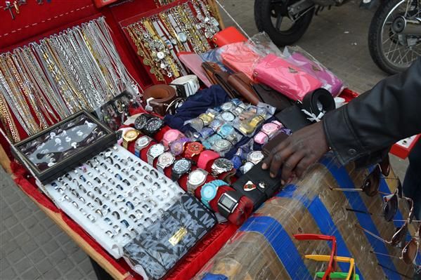 Vendedores senegaleses agradecen por la ayuda que le brindaron