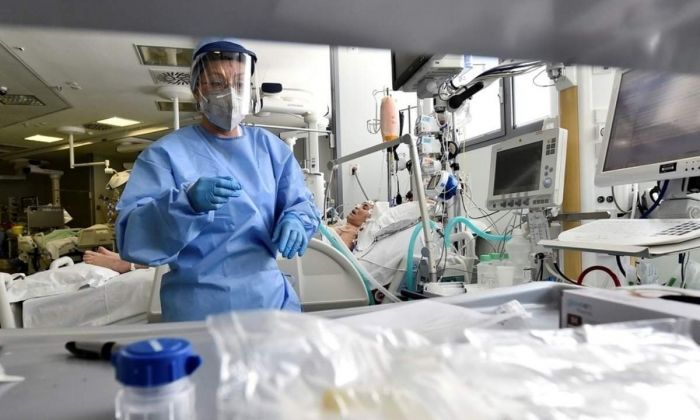 Un experto italiano asegura que la carga viral del coronavirus es 100 veces menor que en marzo: “Es como si hubiese envejecido”