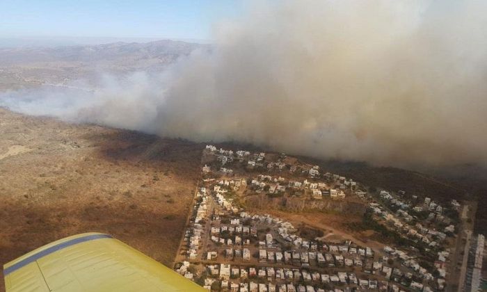 Bomberos y aviones hidrantes combaten incendio en cercanías a La Calera