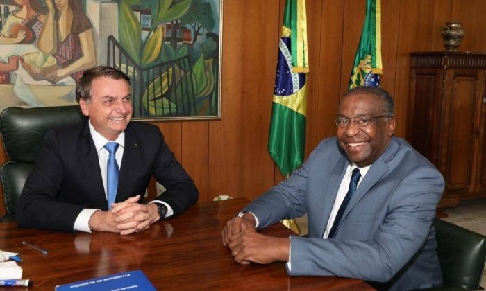 Renuncia ministro de Bolsonaro por mentir en su currículum