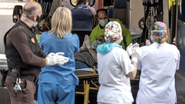 Informan 36 nuevos fallecimientos y son 7.402 los muertos por coronavirus en Argentina