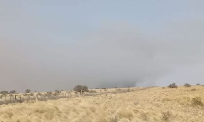 Varias dotaciones de bomberos de la región trabajan en un incendio cerca de Achiras