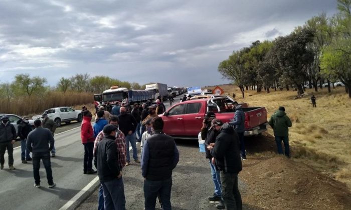 Productores cortaron la Ruta Nacional 7, en el límite con San Luis