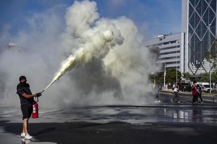 Chile: manifestantes echaron a carabineros de la Plaza Baquedano