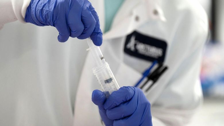 La vacuna de Oxford provoca una "fuerte respuesta inmune" en adultos mayores y en jóvenes