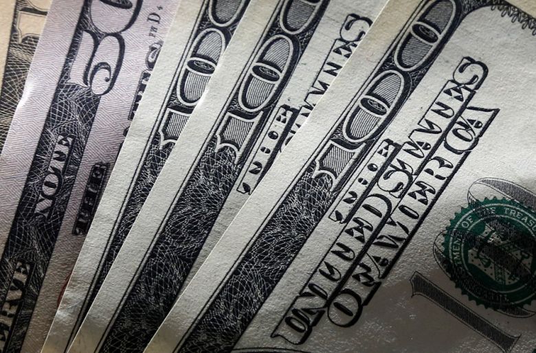 La compra de dólar ahorro cayó 16% por las nuevas restricciones del BCRA