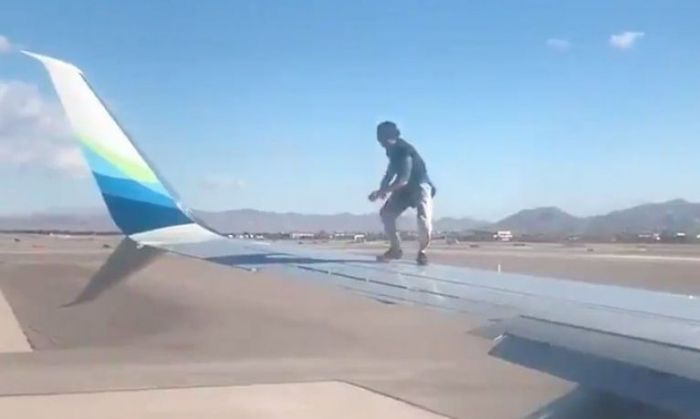 El momento en que un hombre se subió al ala de un avión cuando estaba por despegar: el doloroso desenlace
