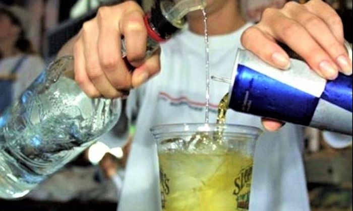 Advierten que el consumo asociado entre alcohol y bebidas energizantes en los jóvenes es mayor al 60 por ciento