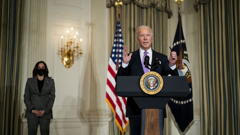 Biden revive el sistema de salud Obamacare en pleno auge de la pandemia