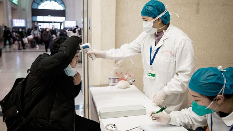 China: un equipo de la OMS visita el hospital de los primeros casos de coronavirus