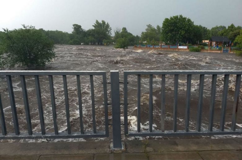 Importantes crecidas de ríos tras la tormenta: hay 16 personas evacuadas