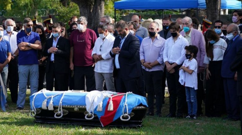 Inhumaron los restos de Carlos Menem tras un ritual islámico en el Cementerio de La Tablada