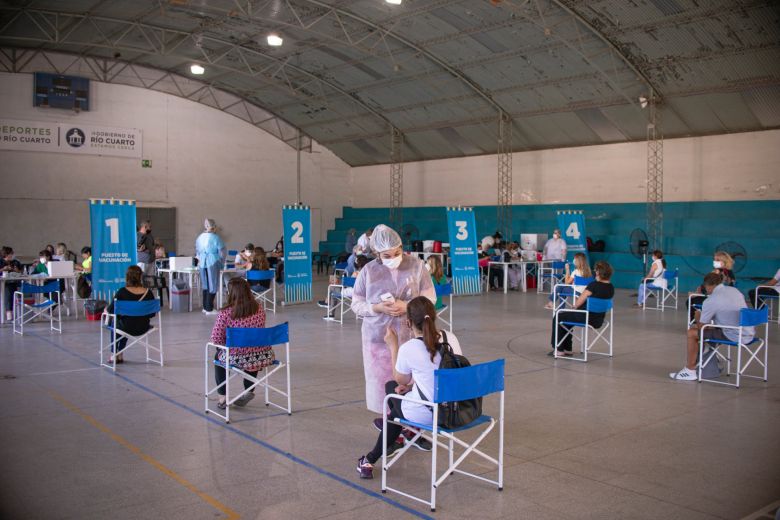 600 docentes y 1750 adultos mayores serán vacunados en los próximos tres días