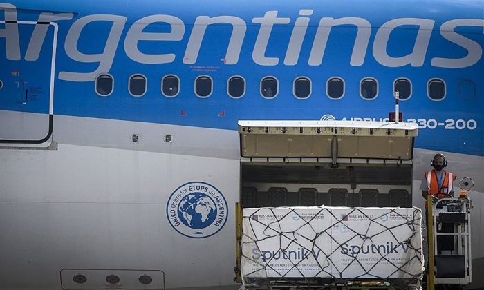 Llegó el décimo vuelo de Aerolíneas Argentinas con 300 mil dosis de la vacuna Sputnik V