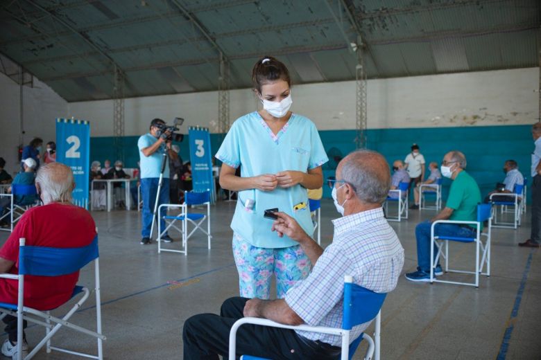 Continúa la vacunación a mayores en el Polideportivo Municipal N°2 
