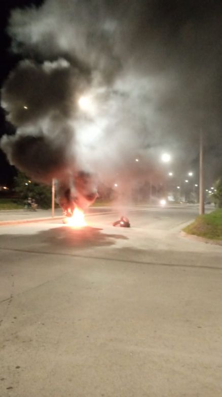 Vecinos quemaron gomas a modo de protesta por los disturbios de las hordas de motos 