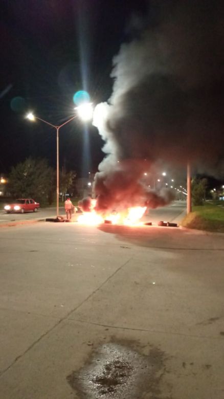 Vecinos quemaron gomas a modo de protesta por los disturbios de las hordas de motos 