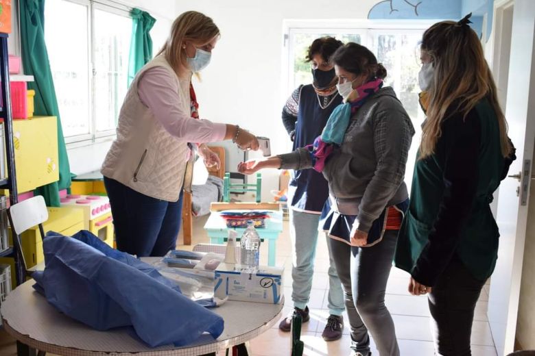 La Secretaría de Educación concientiza en los ingresos a las escuelas sobre los cuidados en pandemia