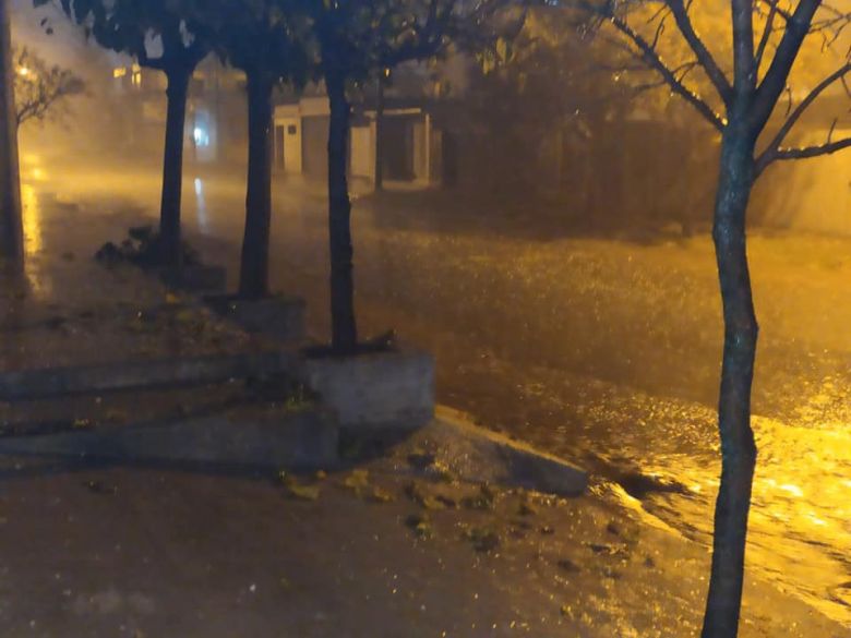 Fuerte tormenta de agua y granizo en Sampacho