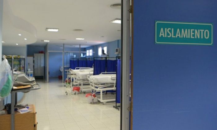 En el hospital local colocaron camas en pasillos para liberar el sector de pacientes con Covid-19