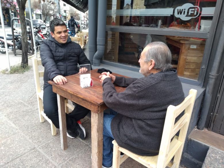 Los riocuartenses salen a tomar café al aire libre, a pesar de las bajas temperaturas
