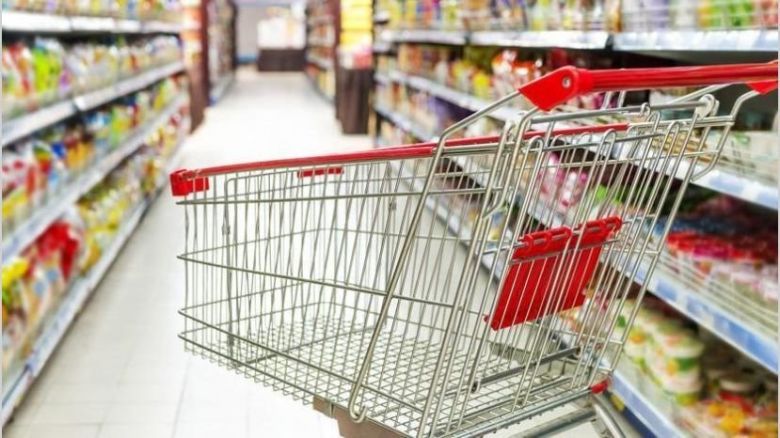 Clientes de supermercados advierten la falta de cumplimiento en el distanciamiento