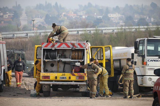 Con 11 dotaciones, bomberos lograron contener el incendio en Salsipuedes
