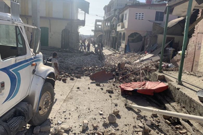 Haití: más de 300 personas murieron por el sismo y hay miles de heridos