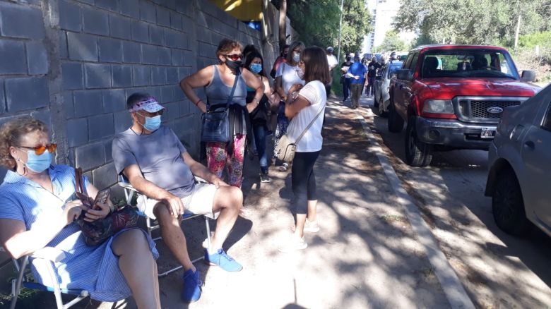 Más de 300 contagiados en la ciudad y cientos de personas haciendo fila para vacunarse