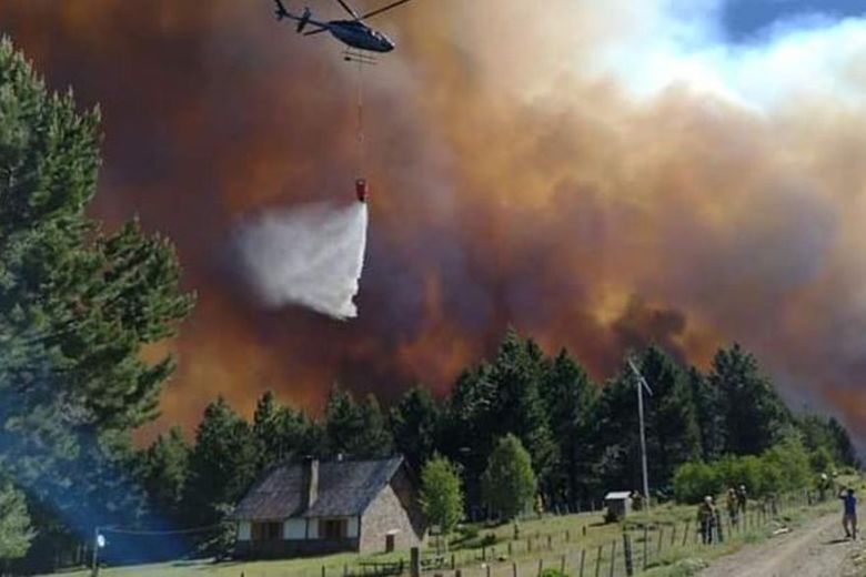Incendios en el sur: cayó un helicóptero hidrante que combatía las llamas y hay dos muertos