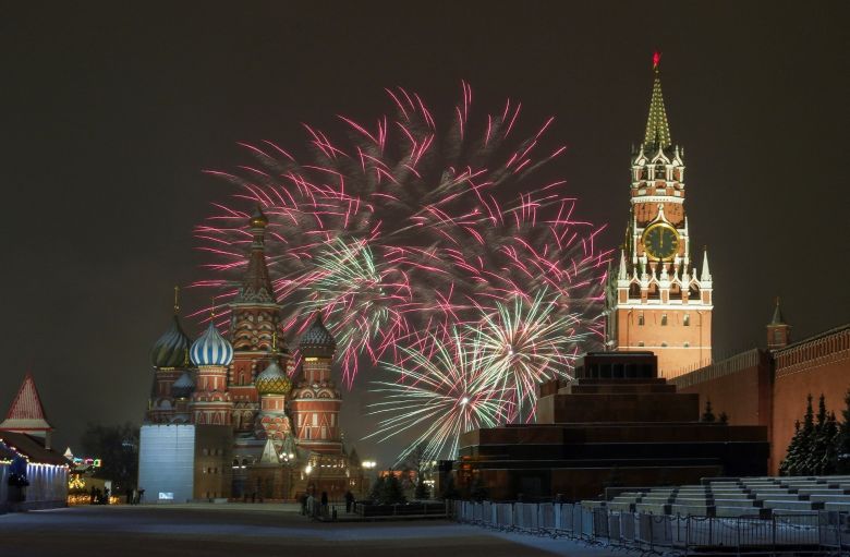 La Plaza Roja (Rusia) iluminada cuando recibió el 2022