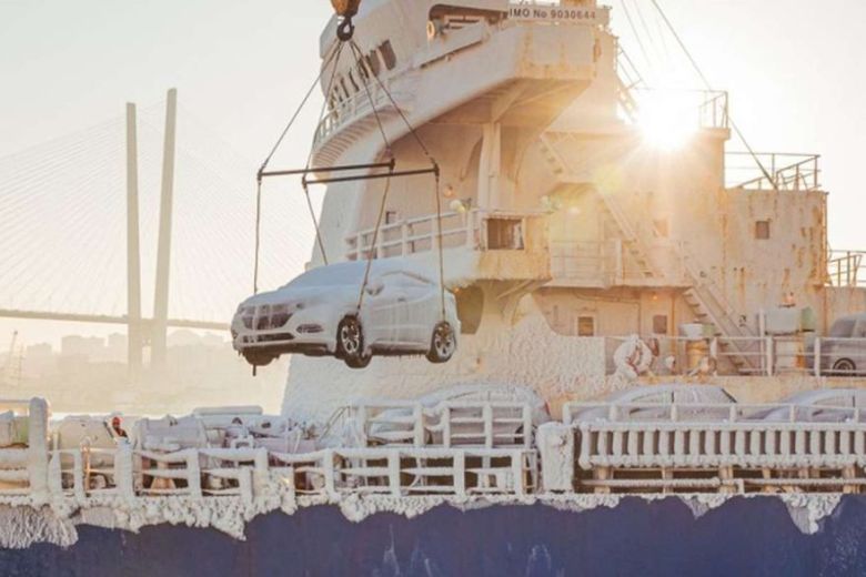 Rusia: un buque llegó al puerto con unos 100 autos 0 Km congelados
