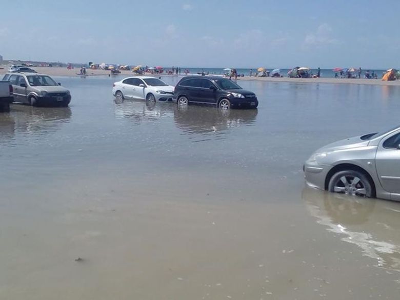 Las Grutas: una marea extraordinaria cubrió a varios vehículos estacionados en la playa