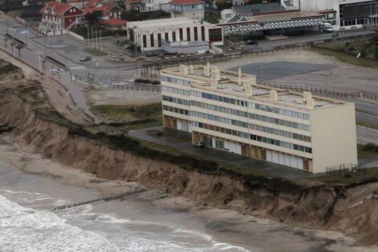 Este edificio en la costa francesa está a punto de ser tragado por el mar