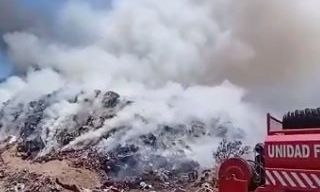 Incendio en el basural de Berrotarán: un arduo trabajo de bomberos y personal municipal