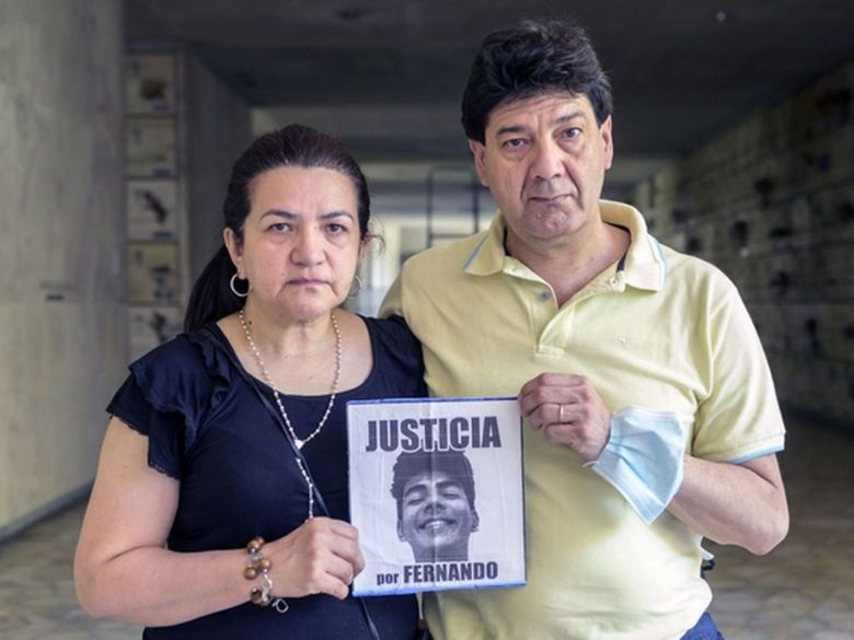 Los padres de Fernando en el lugar del crimen: "Buscamos un poco de paz, de consuelo"