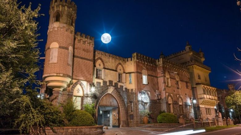En las sierras de Córdoba, una familia restauró un Castillo para convertirlo en un hotel