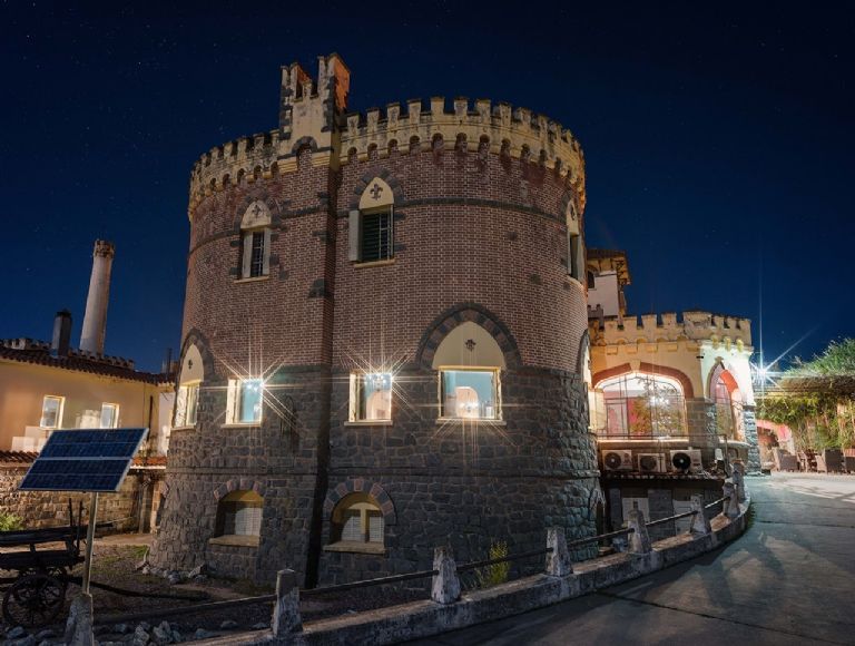 En las sierras de Córdoba, una familia restauró un Castillo para convertirlo en un hotel