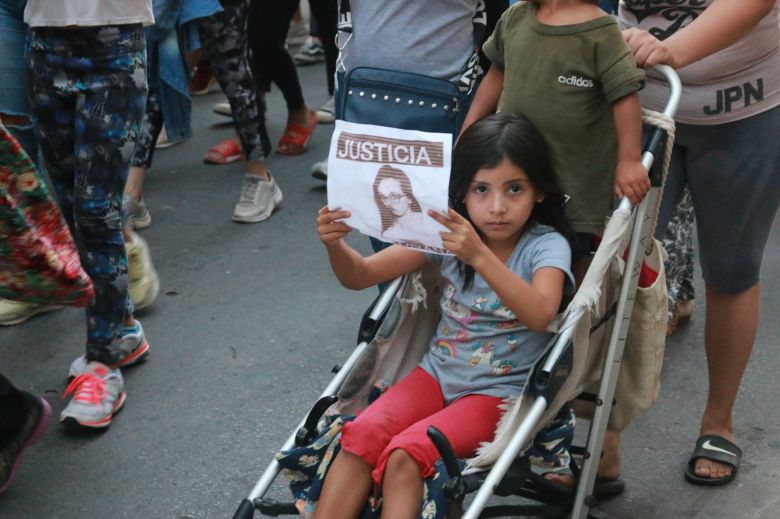 Multitudinaria marcha por el brutal femicidio de Oriana
