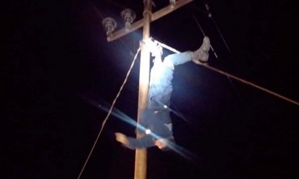 Insólito: un ladrón robaba cables de un poste de alta tensión, se electrocutó y quedó colgado durante dos horas