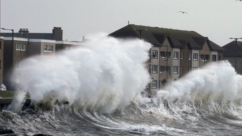 Europa en alerta: la tormenta Eunice no da tregua y ya causó 9 muertes